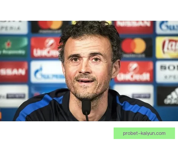 恩里克战术革新：多层防守策略助力球队稳固后防，表现稳健。